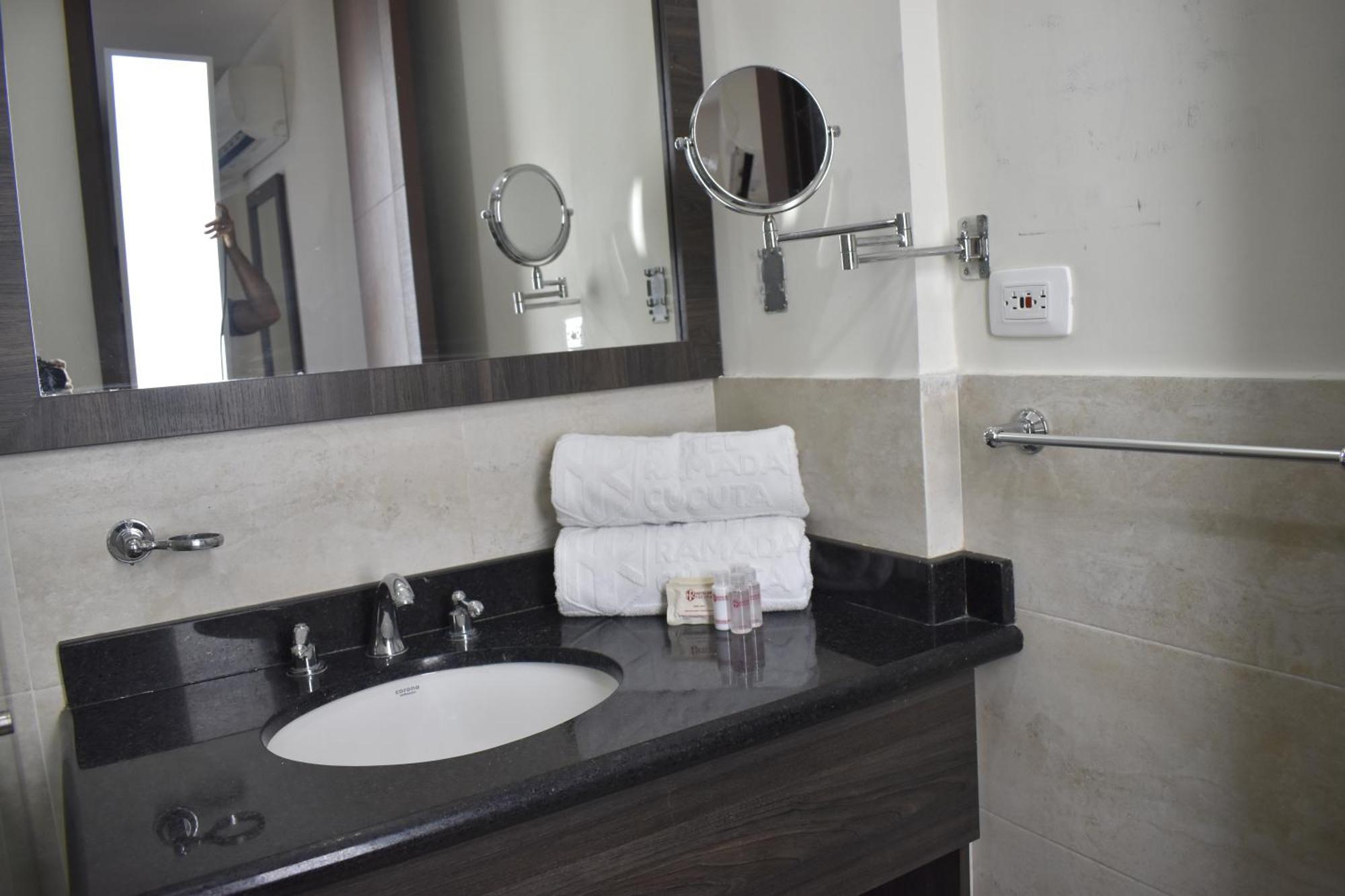 Hotel Hr Amada Кукута Экстерьер фото